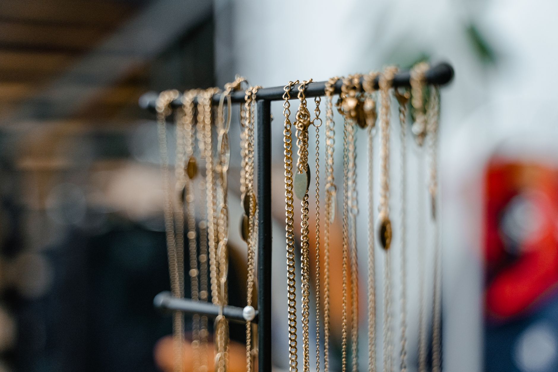 Sieraden combineren: zo style je laagjes kettingen als een pro